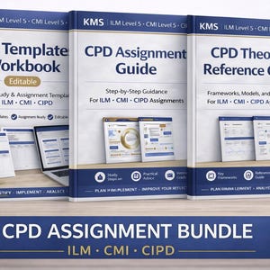 Op de afbeelding: Een bundel van drie boeken getiteld "CPD Template Workbook", "CPD Assignment Guide" en "CPD Theory & Reference Guide". De boeken hebben witte covers met blauwe en gouden tekst. De bundel is voor ILM, CMI en CIPD opdrachten.