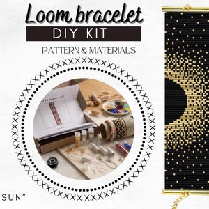 Op de afbeelding: Een doe-het-zelf weefarmbandkit met de tekst "Loom bracelet DIY KIT" en "Pattern & Materials". De kit bevat een armband met een zonontwerp, kralen en andere knutselbenodigdheden. De armband is zwart met een gouden zonontwerp.