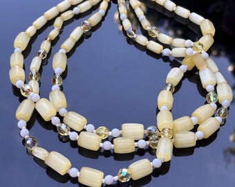 Vintage Tschechische Satin Glas Dreifach Strang Halskette, gefrostete Gelbe Perlen Statement Schmuck