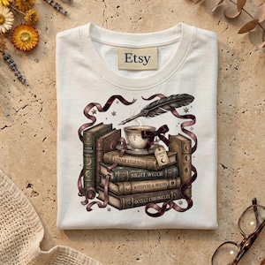 Imágenes prediseñadas de pila de libros de estilo Dark Academia, lectura de té celestial en formato PNG, arte de biblioteca gótica (descarga digital)