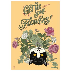 Könnte beinhalten: Eine Illustration mit einer schwarz-weißen Katze mit gelben Augen, umgeben von Blumen. Der Text "Get Me Some Flowers!" steht in einer dekorativen Schriftart über der Katze. Der Hintergrund ist hellgelb.