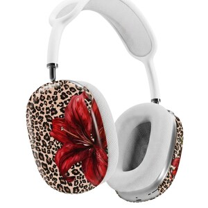 Funda para AirPods Max con estampado de leopardo y lirios rojos / Diseño floral animal