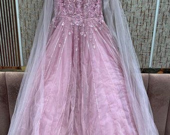 Vestido de novia rosa de diseño con bordados a mano, ideal para bodas y fiestas.