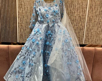 Vestido Cenicienta azul cielo de Khoobsurat con apliques florales y detalles bordados.