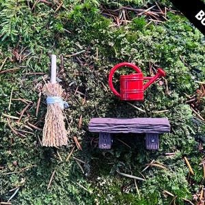 Feentür-Starter-Set - Mini-Strohbesen + Gießkanne (Rot oder Grün) + Bank