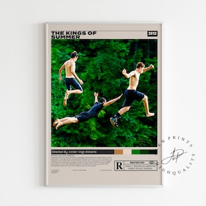 Könnte beinhalten: Gerahmtes Filmplakat für "The Kings of Summer" (2013) mit drei jungen Leuten in der Luft vor einem grünen Hintergrund. Das Poster hat einen beigen Rahmen und enthält den Titel, das Jahr und die Bewertung des Films.