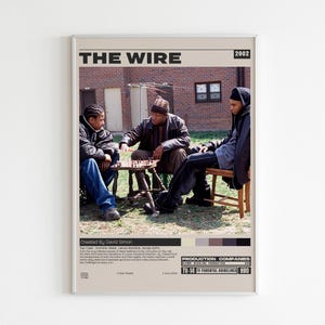 Pode incluir: Um cartaz vertical da série de televisão The Wire, datado de 2002. A imagem mostra três pessoas sentadas ao ar livre jogando xadrez numa pequena mesa de madeira. Abaixo da imagem, o texto inclui o título, o criador David Simon, produtoras e uma breve sinopse. A paleta de cores é suave com tons terrosos, castanhos e cinzentos, apresentada num layout limpo e minimalista com uma borda bege.