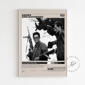 Pode incluir: Um cartaz de filme a preto e branco emoldurado para "Ashes and Diamonds" com dois homens com armas. O cartaz tem um fundo bege com o título do filme e os créditos na parte superior e inferior.