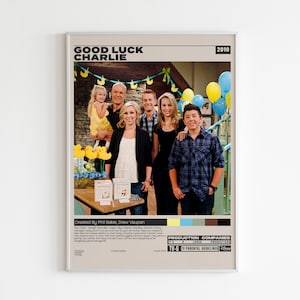 Op de afbeelding: Een ingelijste poster van de televisieserie Good Luck Charlie uit 2010. Het ontwerp bevat een centrale foto van de cast in een kamer versierd met blauwe en gele ballonnen, tekstdetails, productiecredits en een TV-G beoordelingspictogram.
