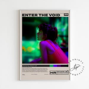 Könnte beinhalten: Gerahmtes Filmplakat für "Enter the Void" (2009) mit einer Frau in einem roten Kleid vor einem neonfarbenen grünen und lila Hintergrund. Das Plakat zeigt den Filmtitel, das Jahr und den Namen des Regisseurs.