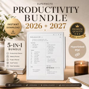 Op de afbeelding: Een digitale productiviteitsbundel voor 2026 en 2027, met een 5-in-1 planner met een wekelijkse, project- en doeltracker. De afbeelding toont een digitale tablet met een dagschema en taken, met een kaars en een kopje koffie op de achtergrond.