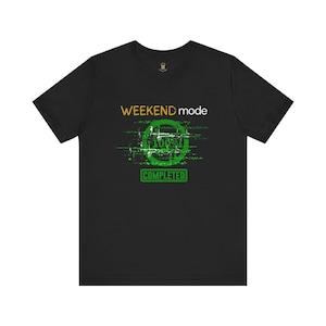 週末モード100%完了Tシャツ｜おもしろテックTシャツ｜男女兼用グラフィックシャツ｜ゲーマー・開発者向けユーモアギフト