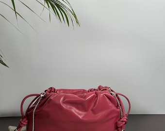 Bolso rosa de piel de cordero, totalmente hecho a mano en Italia, con interior de seda también hecho a mano en Italia.