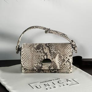 Bolso de auténtica piel de pitón color piedra, totalmente hecho a mano en Italia, interior de nobuk negro, fabricado en Italia, hecho a mano.