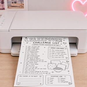 K&ouml;nnte beinhalten: Ein wei&szlig;er Drucker druckt ein schwarz-wei&szlig;es "Sleepover Challenge List" Blatt. Die Liste enth&auml;lt Herausforderungen und Bonusherausforderungen. Eine kleine Topfpflanze, Stifte und ein herzf&ouml;rmiges Neonlicht befinden sich im Hintergrund.