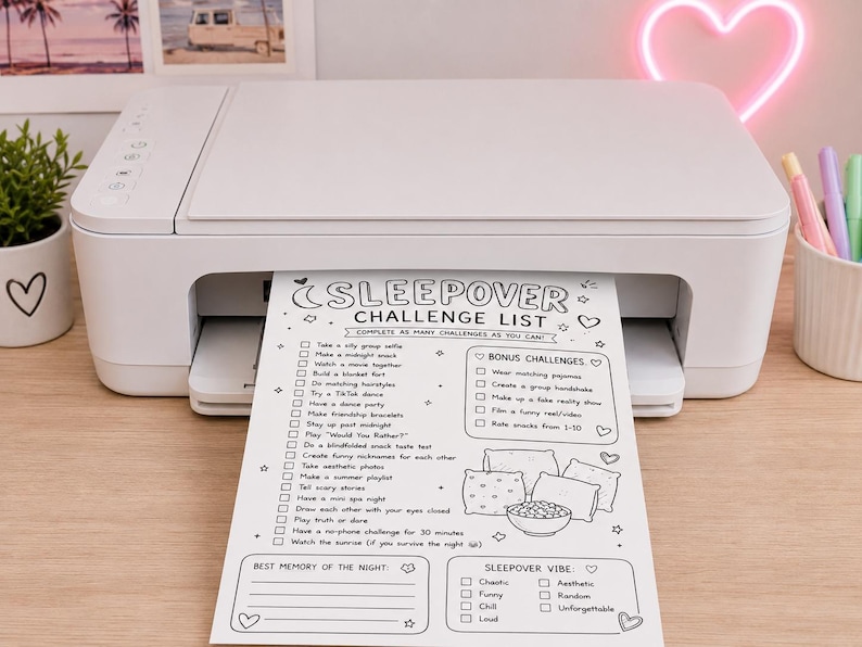 K&ouml;nnte beinhalten: Ein wei&szlig;er Drucker druckt ein schwarz-wei&szlig;es "Sleepover Challenge List" Blatt. Die Liste enth&auml;lt Herausforderungen und Bonusherausforderungen. Eine kleine Topfpflanze, Stifte und ein herzf&ouml;rmiges Neonlicht befinden sich im Hintergrund.