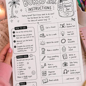K&ouml;nnte beinhalten: Ein schwarz-wei&szlig;es Bored Jar-Anleitungsblatt mit Illustrationen und Text. Das Blatt enth&auml;lt Anweisungen zur Verwendung des Glases, Bonusideen zum Dekorieren des Glases und eine Regel. Das Glas ist f&uuml;r lustige Sommeraktivit&auml;ten.