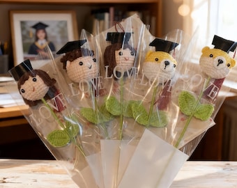 Muñeco de birrete de graduación hecho a mano, oso de ganchillo con ramo de flores para graduados, borla de birrete hecha a mano, ramo de flores, regalo de recuerdo de graduación