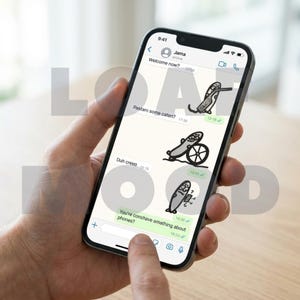 Pode incluir: Um telemóvel numa mão mostra um chat do WhatsApp com ilustrações de peixes de desenhos animados e balões de texto. O chat inclui frases como "Welcome now?" e "You're conshave smathing about phones?". A hora é exibida como 9:41.