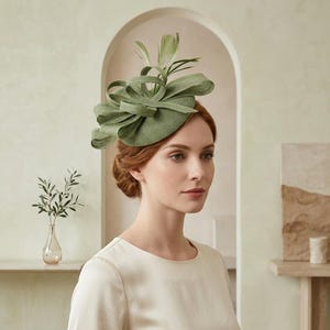 Sombrero tocado de malla con plumas verde salvia, pinza para el cabello de boda vintage, tocado para fiesta de té nupcial, accesorio para el cabello del Derby de Kentucky