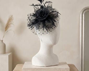 Elegante tocado de plumas y malla con lunares, estilo vintage, ideal para bodas, fiestas de té nupciales y cócteles en el Derby de Kentucky.