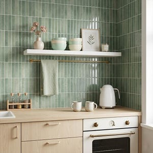 Puede incluir: Taza de cerámica blanca con asa negra y la frase "But First, Coffee" escrita a mano. La taza tiene una capacidad aproximada de 340 ml, ideal para café.