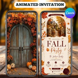 Puede incluir: Dos teléfonos inteligentes muestran una invitación animada para una fiesta de otoño. La pantalla izquierda muestra una puerta de madera rodeada de hojas otoñales y calabazas. La derecha presenta una casa, el texto FALL PARTY y los detalles.