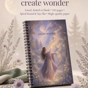 Könnte beinhalten: Ein spiralgebundenes Notizbuch mit einem Cover-Motiv einer Person in einem violetten Kleid in einem Wald mit leuchtendem Licht, dem Text "create wonder", 160 Seiten, erhältlich mit linierten, gepunkteten oder leeren Seiten.