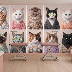 以下が含まれることがあります： スパの環境にいる10匹の猫を描いた壁画で、それぞれがバスローブやタオルを身に着けています。猫たちは、目の上のキュウリスライス、ヘアカーラー、コーヒーカップなどのさまざまなアクセサリーを身に着け、明るい背景に対して2列に並んでいます。