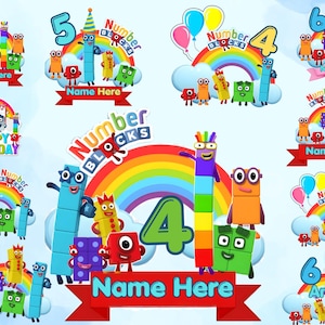 Puede incluir: Una colección de adornos para pasteles de Number Blocks coloridos con varios números, arcoíris y personajes. Cada diseño incluye el texto "Name Here" o "Happy Birthday".