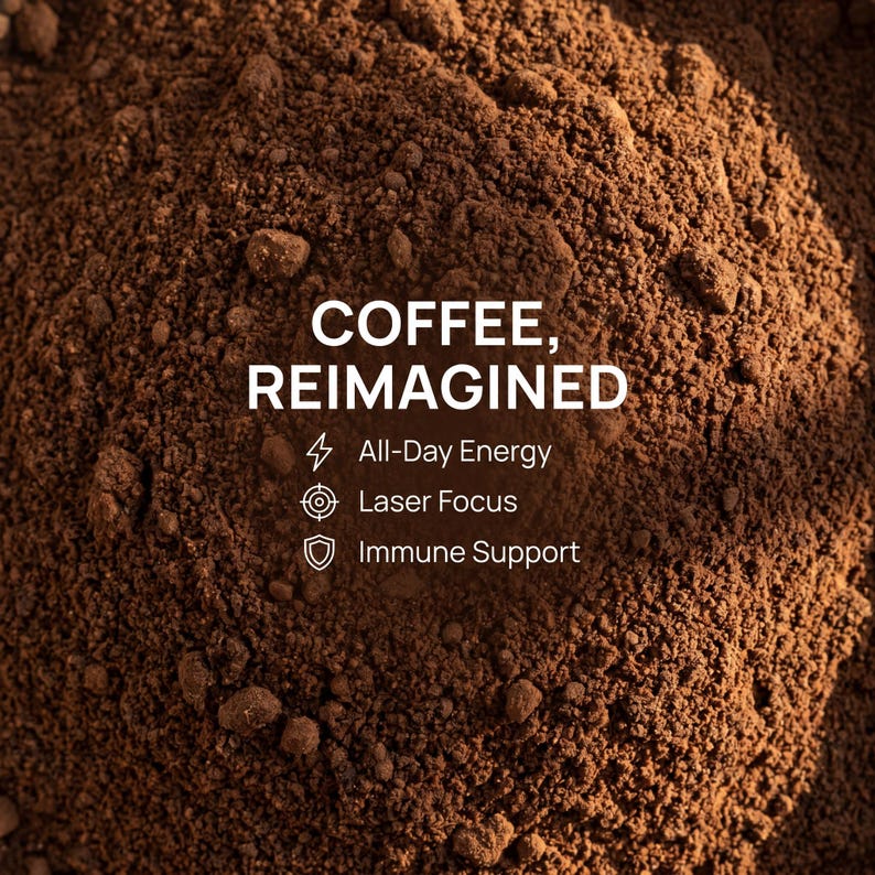 Puede incluir: Primer plano de caf&eacute; en polvo finamente molido, de color marr&oacute;n oscuro. La imagen presenta el texto "COFFEE, REIMAGINED" con iconos y texto debajo que indican "All-Day Energy", "Laser Focus" e "Immune Support".