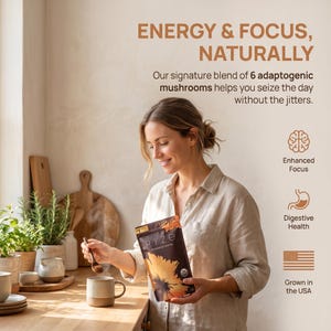 Puede incluir: Una mujer en una cocina sostiene una bolsa de caf&eacute; de hongos RYZE y una cuchara removiendo una taza. La bolsa presenta un dise&ntilde;o de girasol y el texto "ENERGY & FOCUS, NATURALLY". El texto adicional incluye "Enhanced Focus", "Digestive Health" y "Grown in the USA".