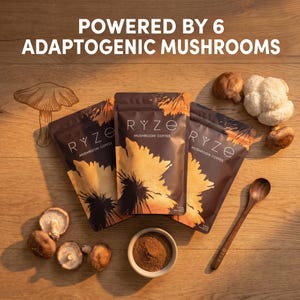 Puede incluir: Tres bolsas de color marr&oacute;n oscuro de caf&eacute; de hongos RYZE con un dise&ntilde;o de girasol, una cuchara de madera y un cuenco peque&ntilde;o con caf&eacute; en polvo. La imagen tambi&eacute;n incluye varias setas y el texto "POWERED BY 6 ADAPTOGENIC MUSHROOMS".