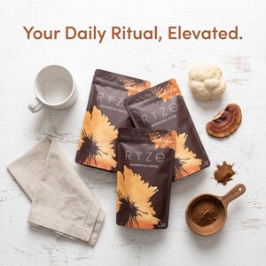 Puede incluir: Vista cenital de tres bolsas de caf&eacute; de hongos RYZE marr&oacute;n oscuro con un dise&ntilde;o de girasol, una taza blanca, una servilleta beige doblada y una cuchara de madera con caf&eacute; molido. El texto "Your Daily Ritual, Elevated." est&aacute; en la parte superior.