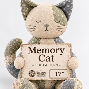 Könnte beinhalten: Ein Stoffkatzenspielzeug aus gestepptem Stoff mit Blumenmustern in Grün-, Blau- und Cremetönen. Die Katze hält ein rechteckiges Schild mit der Aufschrift Memory Cat -- PDF PATTERN -- Todo Ahora DIGITAL 43 cm.