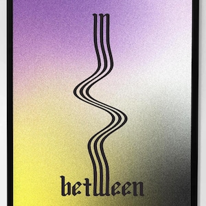 Peut inclure: Impression d'art encadrée avec un fond dégradé de jaune, violet et gris. Un motif de ligne verticale noire et ondulée est centré, avec le mot "between" en police gothique en dessous. L'œuvre est encadrée dans un cadre noir.