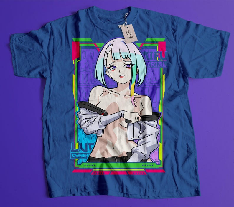 Puede incluir: Camiseta azul con una ilustraci&oacute;n de estilo anime. El dise&ntilde;o presenta un personaje femenino con cabello azul y amarillo, y el texto "LURU CYBER". La camiseta tiene una etiqueta "LARGE".