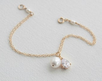 Pearl and crystal bridal bracelet, pearl bracelet, wedding bracelet, dainty bracelet, brides bracelet