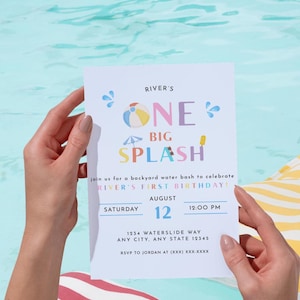 Peut inclure: Une invitation d'anniversaire avec le texte "RIVER'S ONE BIG SPLASH" en lettres colorées. L'invitation comprend les détails d'une fête aquatique dans le jardin le 12 août à 12h00. L'invitation est tenue au-dessus d'une piscine.