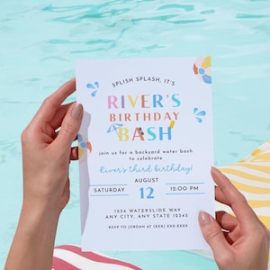 Op de afbeelding: Een uitnodiging voor een verjaardagsfeestje met de tekst "Splish Splash, It's River's Birthday Bash". De uitnodiging bevat de datum, tijd en locatie voor een waterfeest in de achtertuin. De uitnodiging wordt door een persoon vastgehouden.
