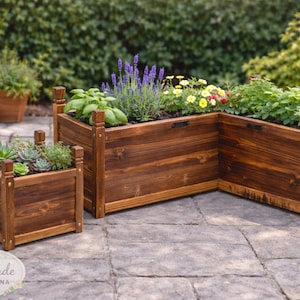 Peut inclure: Jardinières en bois surélevées de différentes tailles, remplies d'herbes et de fleurs. Les jardinières sont de couleur marron chaud et ont un design rectangulaire classique. Les plantes comprennent de la lavande, du basilic et d'autres fleurs colorées.