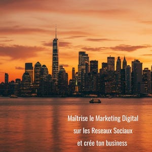 Op de afbeelding: Een stadsgezicht bij zonsondergang met een levendige oranje en gele lucht. De silhouetten van gebouwen en wolkenkrabbers zijn zichtbaar tegen de kleurrijke lucht. Witte tekst luidt: "Maîtrise le Marketing Digital sur les Réseaux Sociaux et crée ton business."