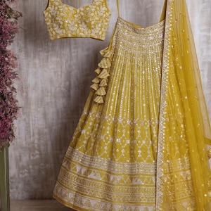 Weinrote Seiden-Lehenga-Choli mit Stickerei für Damen und Mädchen, gelber Lehenga