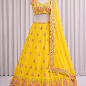 Gult Haldi Lehenga Choli-set: Zari-broderi, sydasiatisk outfit