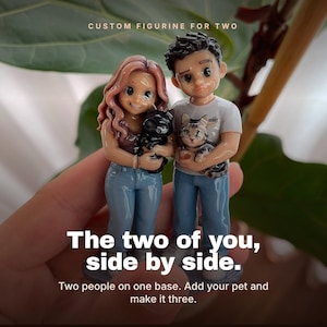 Könnte beinhalten: Eine individuelle Figur mit zwei Personen, die nebeneinander auf einem runden Sockel stehen und jeweils eine Katze halten. Der Text CUSTOM FIGURINE FOR TWO, The two of you, side by side. Two people on one base. Add your pet and make it three. ist sichtbar.