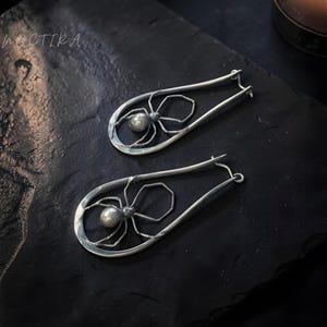 Spindelhängen, silverfärgade arachnid-inspirerade mörka gotiska smycken, present till henne, Halloween-spaljé, insektstillbehör