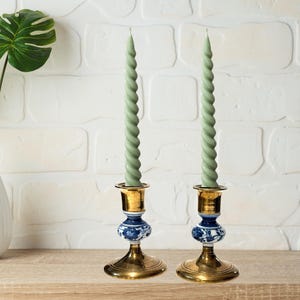 Świeczniki ceramiczne mosiężne w stylu Delft, niebiesko-białe, ręcznie malowane, para podstawek na trzonki