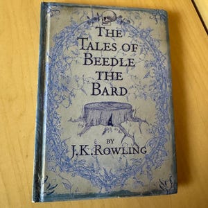 Barden Beedles berättelser av J.K. Rowling — 2008 års första brittiska upplaga, första tryckning inbunden