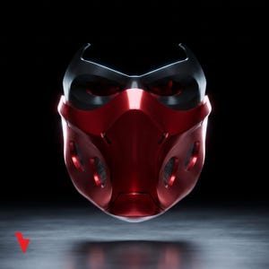 Könnte beinhalten: Eine glänzende rot-schwarze Maske mit futuristischem Design. Die Maske hat eine rote Frontplatte mit kreisförmigen Öffnungen und einen schwarzen oberen Bereich mit spitzen Akzenten. Die Maske ist vor einem dunklen Hintergrund platziert.