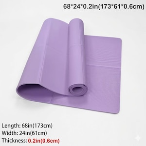 Könnte beinhalten: Eine hellviolette Übungsmatte mit strukturierter Oberfläche, die teilweise aufgerollt ist. Die Matte weist aufgedruckte Maße von 173 cm Länge, 61 cm Breite und 0,6 cm Dicke auf, wie durch den im Bild sichtbaren Text angegeben.